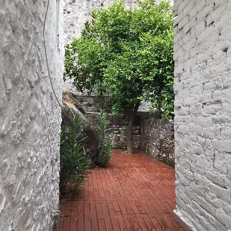 公寓 Captivating Stone House With Superb Location Near Beach And Castle In